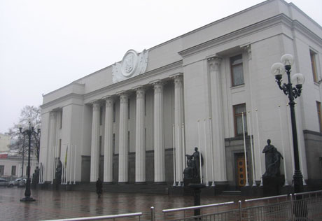 Пьяный водитель врезался в здание Верховной Рады в Киеве