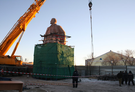 В Караганде памятник Ленину демонтировали и перевезли на окраину города