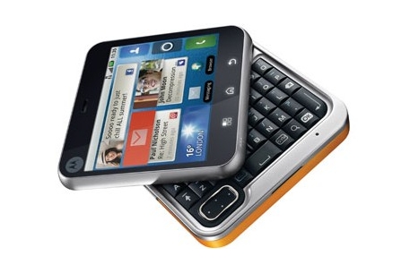 Motorola презентовала квадратный Android-смартфон FlipOut 