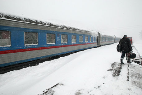 В Восточном Казахстане из-за снега застряли шесть поездов