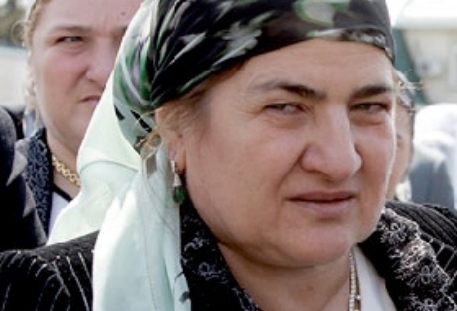 Мать Кадырова попросила его не судиться с правозащитниками