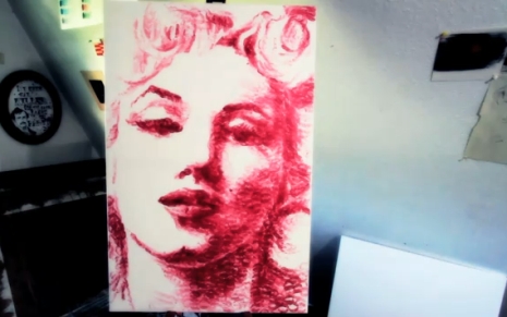 ВИДЕО: Портрет Мэрилин Монро нарисовали поцелуями