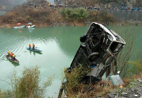 Автобус с 20 пассажирами упал в пропасть в Кашмире