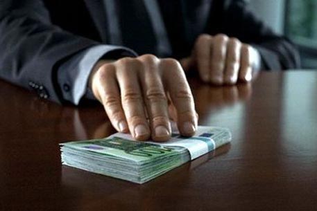 Топ-менеджера "Русь-Алко" задержали за взятку в 200 тысяч долларов