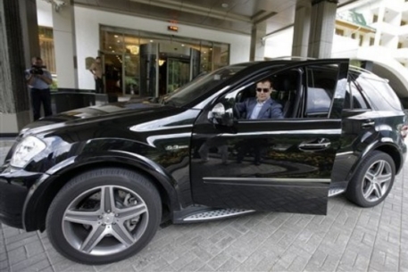 Медведев впервые проехал по Москве за рулем автомобиля