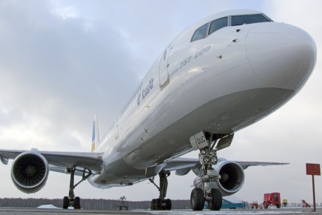 В Алматы из-за птицы в двигателе экстренно приземлился самолет