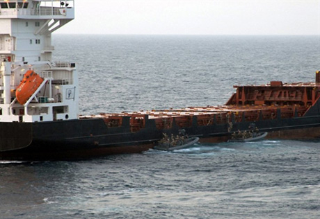 Сомалийские пираты захватили танкер с россиянином на борту