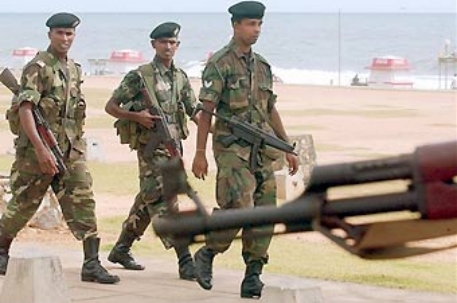На Шри-Ланке показали видео казни людей военными
