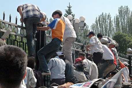 В столкновениях с милицией в Киргизии пострадали двое митингующих