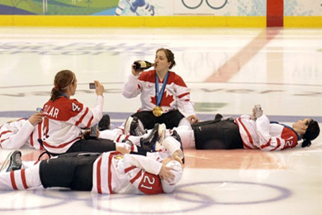 Канадки отметили победу на Олимпиаде шампанским и сигарами