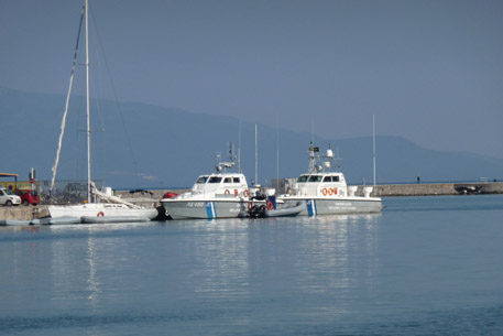 Береговая охрана Греции снимет со скалы 45 мигрантов
