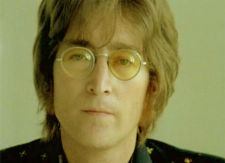 Подписанный Ленноном перед смертью альбом продали на аукционе в Лондоне