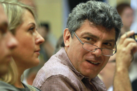 Петербуржцы закидали Немцова яйцами перед задержанием