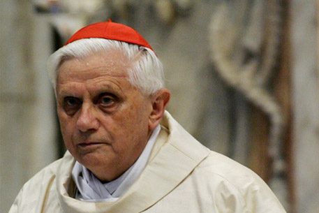 Папа Римский извинился за священников-педофилов 