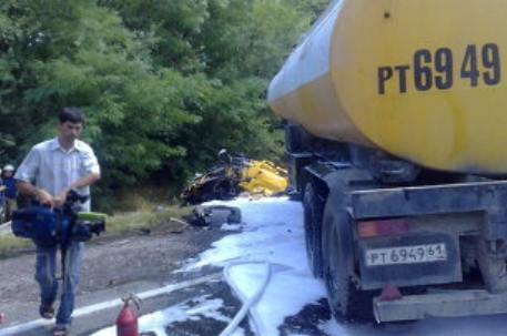 В Красноярском крае самолет врезался в грузовик