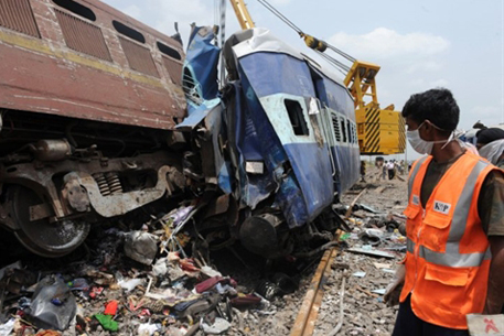 Число жертв крушения поезда в Индии превысило 130 человек