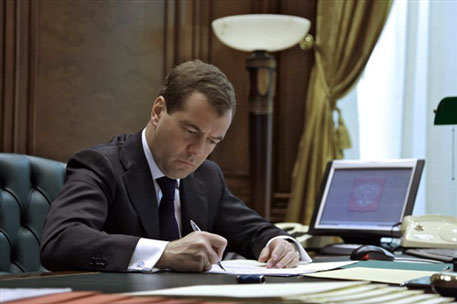 Медведев одобрил взимание долгов без санкции суда