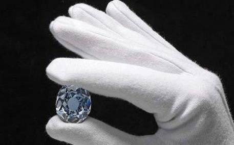 На аукционе Sotheby’s продан уникальный голубой бриллиант