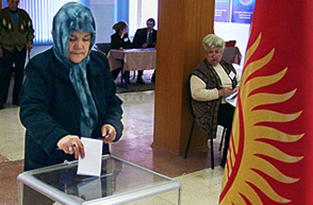Два кандидата в президенты Киргизии провалили языковой экзамен