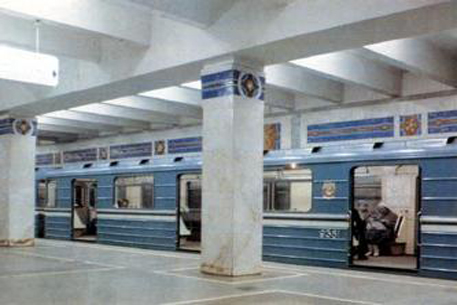 Трое москвичей на спор голышом прокатились в метро