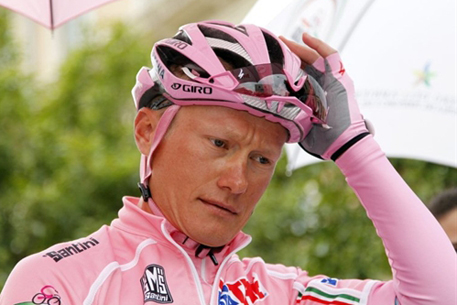 Винокуров лишился розовой майки лидера на "Джиро д'Италия"