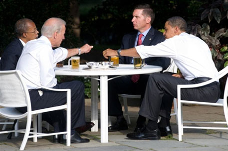 Обама выпил пива с участниками расистского скандала