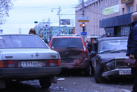 В Перми пассажирский автобус протаранил 20 автомобилей