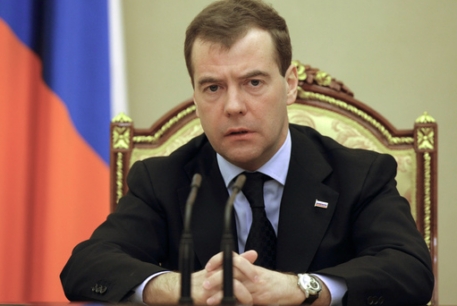 Медведев поддержал идею штрафовать за взятки