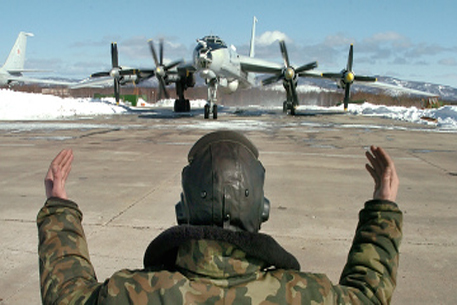 Семьям погибших летчиков Ту-142 окажут материальную помощь