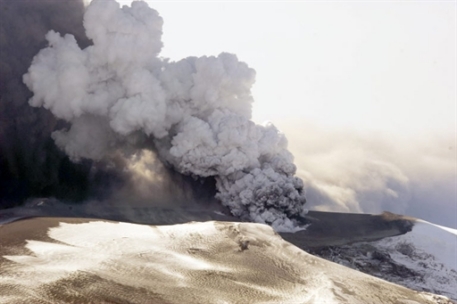 Исландский вулкан вновь активизировался