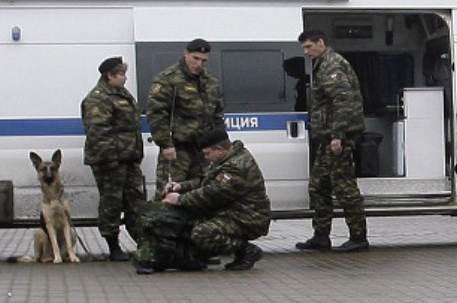 В Москве саперы извлекли из-под милицейской машины муляж бомбы