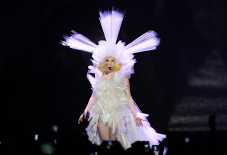Леди Гага отменила концерт в Париже из-за плохой погоды