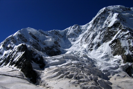 В Гималаях погиб известный казахстанский альпинист