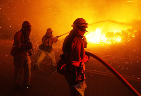 Пожар в лесной зоне Калифорнии подобрался к крупнейшему музею