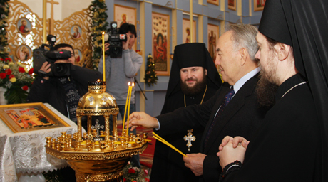 Нурсултан Назарбаев побывал на торжественной литургии в Успенском соборе