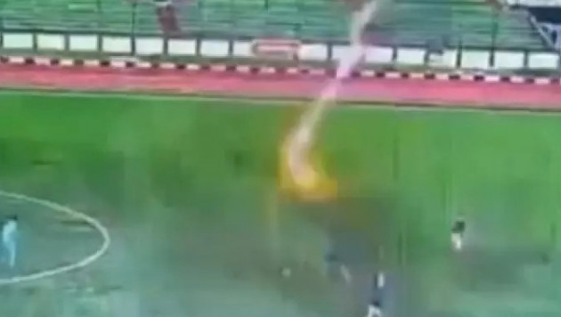 Футболиста убило ударом молнии во время матча: видео