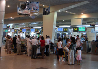 В российских аэропортах туристов проверят на свиной грипп