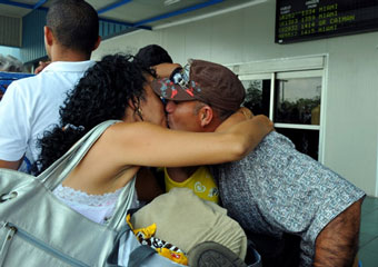 Обама разрешил эмигрантам с Кубы посещать родину без ограничений