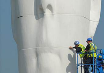 Британские скульпторы соорудили 18-метровую голову